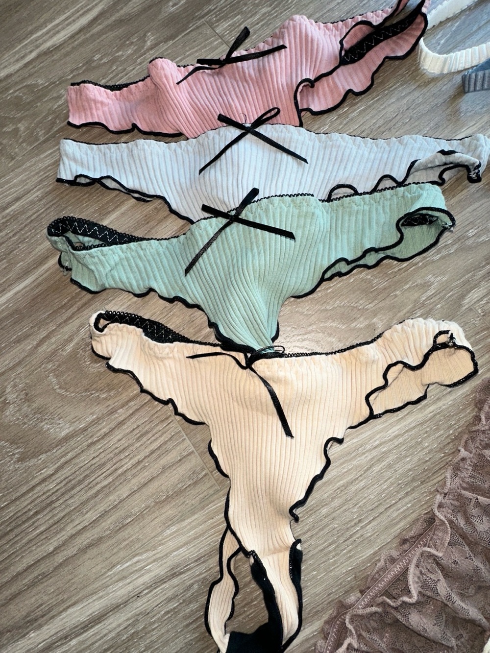 Thongs! - Picture 9 of 14